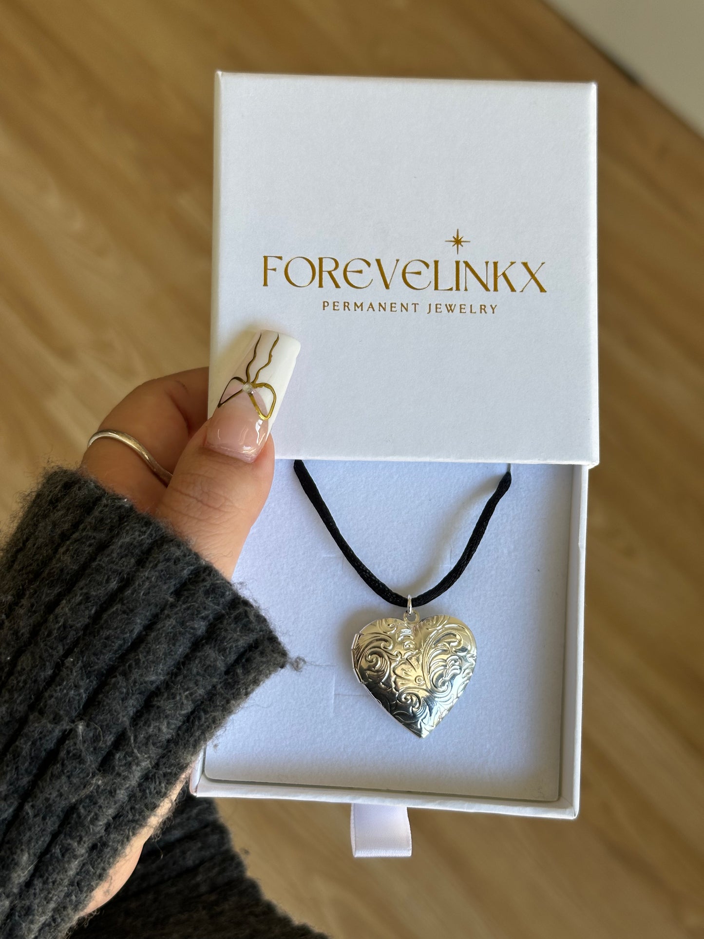 Love me knot silver locket - FOREVERLINKX