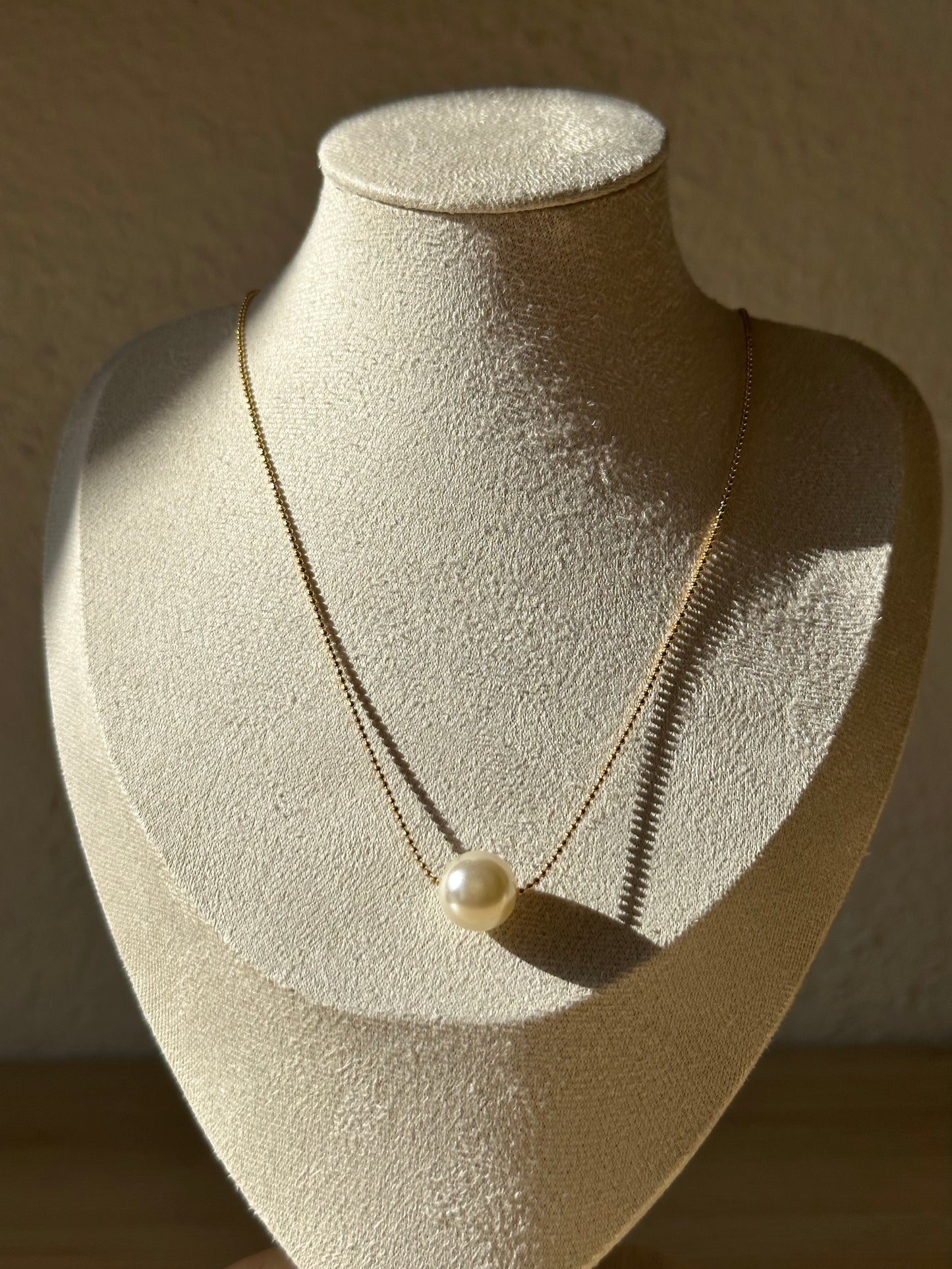 Collar de perlas solitarias rellenas de oro de 18 k